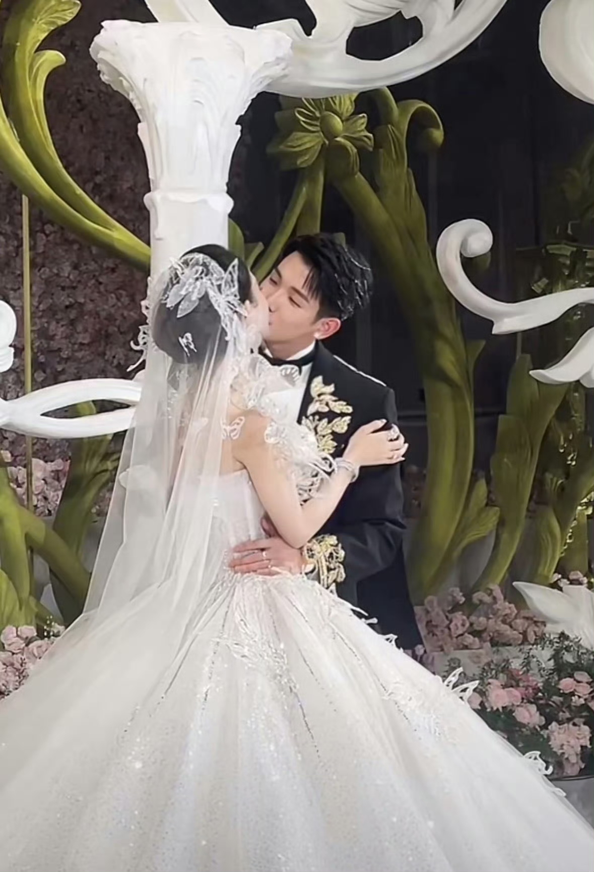 全网感慨！梅尼耶与黄婉均正式举办婚礼，曾经绯闻不断的痞幼，现身婚礼担任伴娘，用最体面的方式为过往舆论收尾🥹
 
早前痞幼和梅尼耶的CP绯闻传得沸沸扬扬，无数网友曾磕过两人互动，各种暧昧猜测层出不穷，话题热度居高不下。
 
如今尘埃落定，没有狗血拉扯，没有尴尬避嫌。痞幼大方出