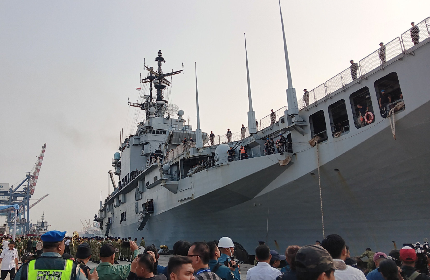 东南亚第二艘航母，印尼海军“三佛齐”号（KRI Sriwijaya）轻型航母今天上午抵达雅加达丹戎不碌港。该舰原为意大利海军加里波第号，退役后被赠送给印尼，满载排水量与055大驱差不多，1.3万吨左右，未来将主要搭载直升机和土耳其无人机。 ​