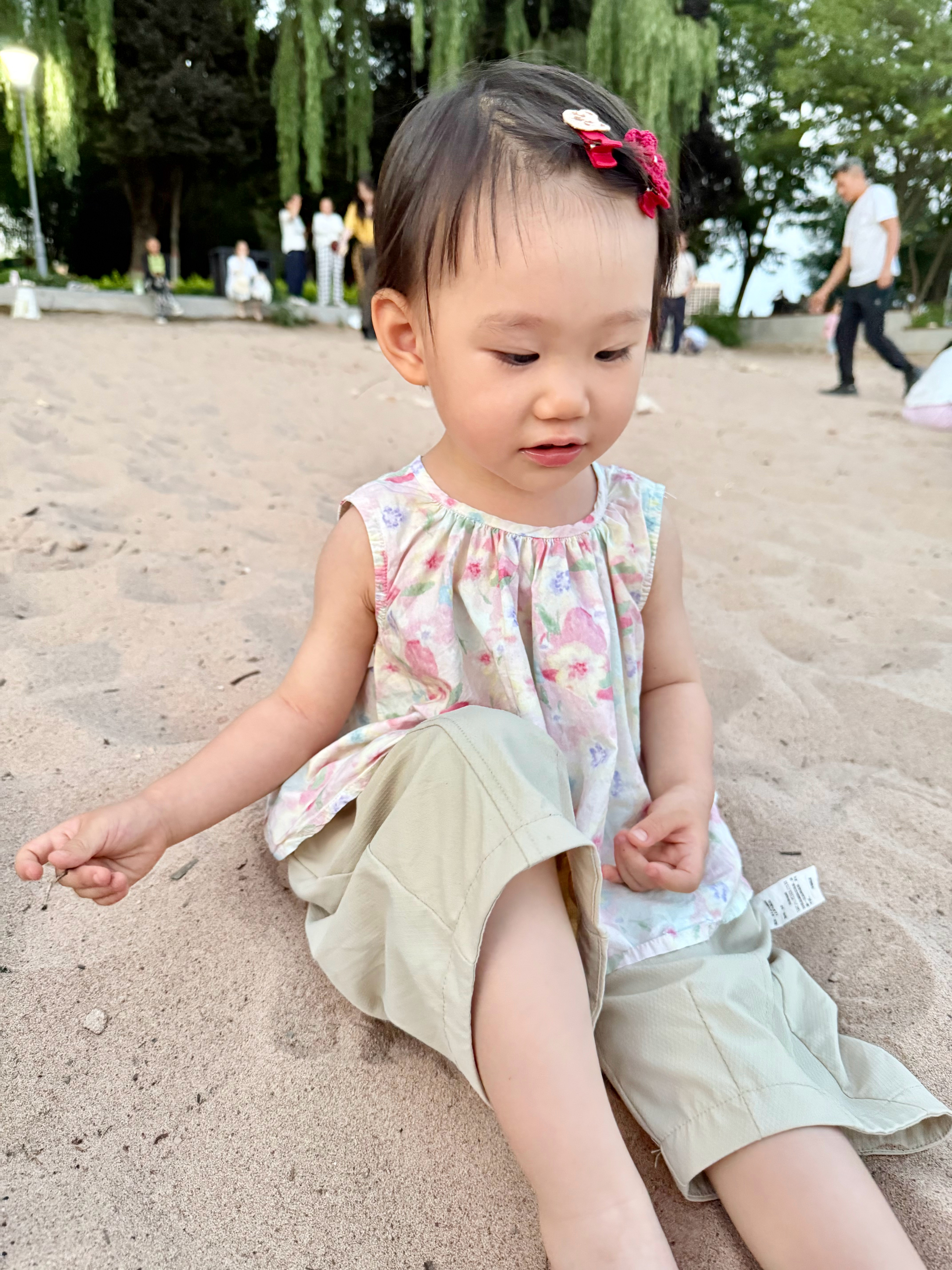 昨晚出门前哄着给团子头上别了两个卡子，难得露出了小脑门，夏天还是这样看...