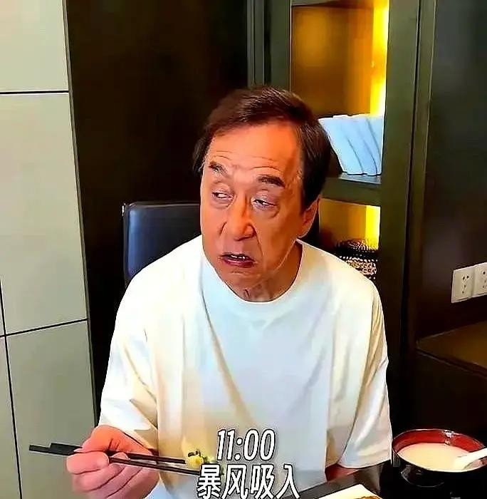 同样是赚够了几辈子花不完的钱，这活法怎么能差出十万八千里

成龙在大排档里想吃啥往嘴里塞啥，刘德华和周润发却跟自己死磕，几十年都没吃过一顿饱饭

六十多岁的刘德华还在泥地里摸爬滚打不用替身，快五十的黄晓明拼命健身防晒还顺手考了个博士，至于早就不在一线的陈冠希，倒是老得坦然也松弛

这根本不是爱不爱吃