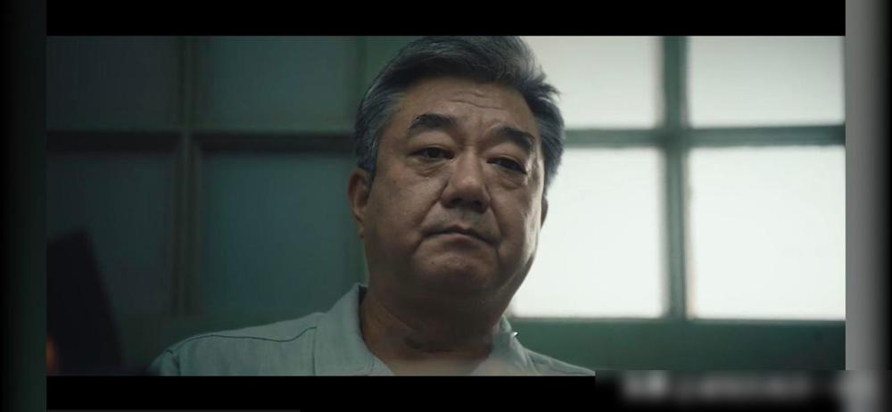 国安谍战剧《交锋》，大陆国安局局长吴声来（董勇 饰演）退休了，马憩（王凯 饰演）认为，接替他工作的肯定是魏广进（成泰燊 饰演），而尹宝山（周德华 饰演）也升职成了副处长，只有何春晓（彭昱畅 饰演）依然原地踏步。

追到这儿，我这个老剧迷最想吐槽的是吴局长走得太干脆了。一辈子抓特务的人，临退休心里还挂