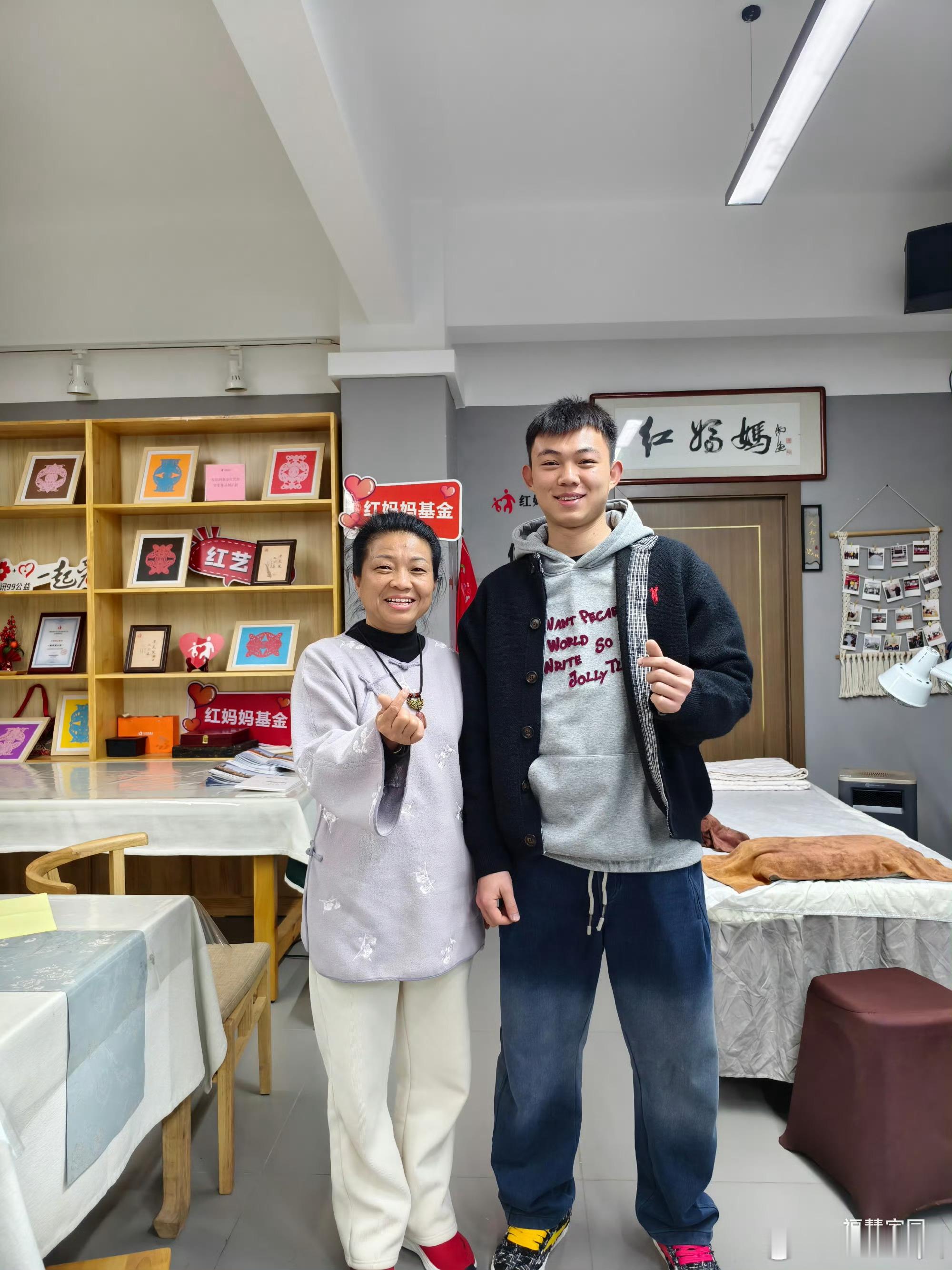 今天是中华慈善日。
每到这一天，我内心都会涌出很多感恩。
2019年7月，红妈妈基金成立。
7年。
7000余名困境家庭孩子，90多所学校，2000万元帮扶金额。
光2023年99公益日，就募捐了110万。
这些年，我跑了50多个县，深入山区，家访了300多个孩子。
我们发起了红书会、红艺班、红衣柜、红心灵、扶志富 ​