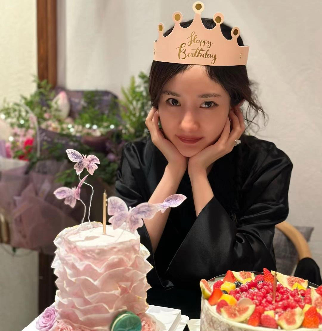 祝绪丹没给杨幂发40岁生日祝福，这事儿其实一点都不意外。

去年杨幂凭《生万物》口碑回升后，祝绪丹虽然恢复了中断两年的公开祝福，但杨幂只回了两个抱拳表情。比起以前“谢谢宝贝”的亲昵，这种疏离的回应其实就是成年人的体面划界：不撕破脸，但也无需再演亲密。

回想2016到2022年，祝绪丹连续七年准时庆