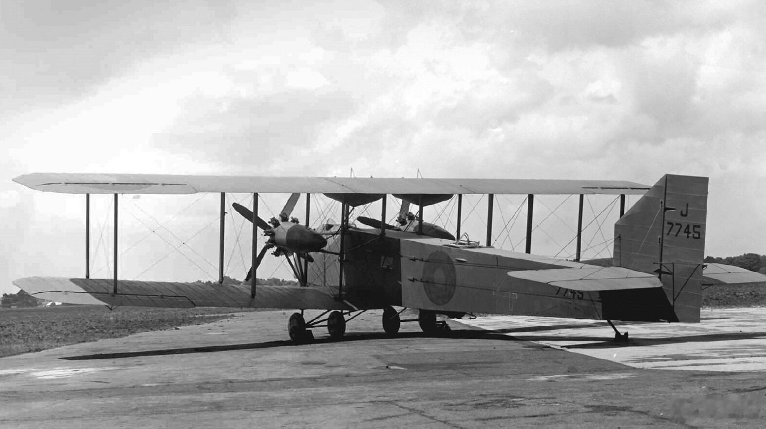 航空创作计划航空历史上的今天每天认识一件兵器 1923年10月23日，英国汉德利·佩奇的“海得拉巴”轰炸机首飞。1922年，英国空军部发布31/22号技术规格，要求研发一款新型双发夜间重型轰炸机以取代老旧的维克斯“维米”轰炸机。参与该项目竞标的有：汉德利·佩奇的W.8d、维克斯的“弗吉尼亚”、阿弗罗的“奥尔德肖特”等机型。汉德利·佩奇的W.8d，是基于其先前非常成功的W.8系列民航运输机衍生开发的军用型号，并在设计上专注于满足军方对远程轰炸载荷和夜间飞行稳定性的严苛要求。该机采用了全木质结构的双翼布局，两台纳皮尔“狮”液冷式W型12缸发动机直接安装在下翼面。其机身截面呈方形，飞机配备了开放式座舱，领航员兼轰炸瞄准员坐在机鼻，其位置低于飞行员的视线，形成了独特的外观轮廓。为了提升低速飞行时的操纵安全性和抗失速性能，它在后期还率先装备了先进的机翼前缘自动开缝翼。1923年10月23日，W.8d首飞成功。该机表现出了良好的飞行品质和结构强度，通过评估后开始量产，被命名为“海得拉巴”。该机...