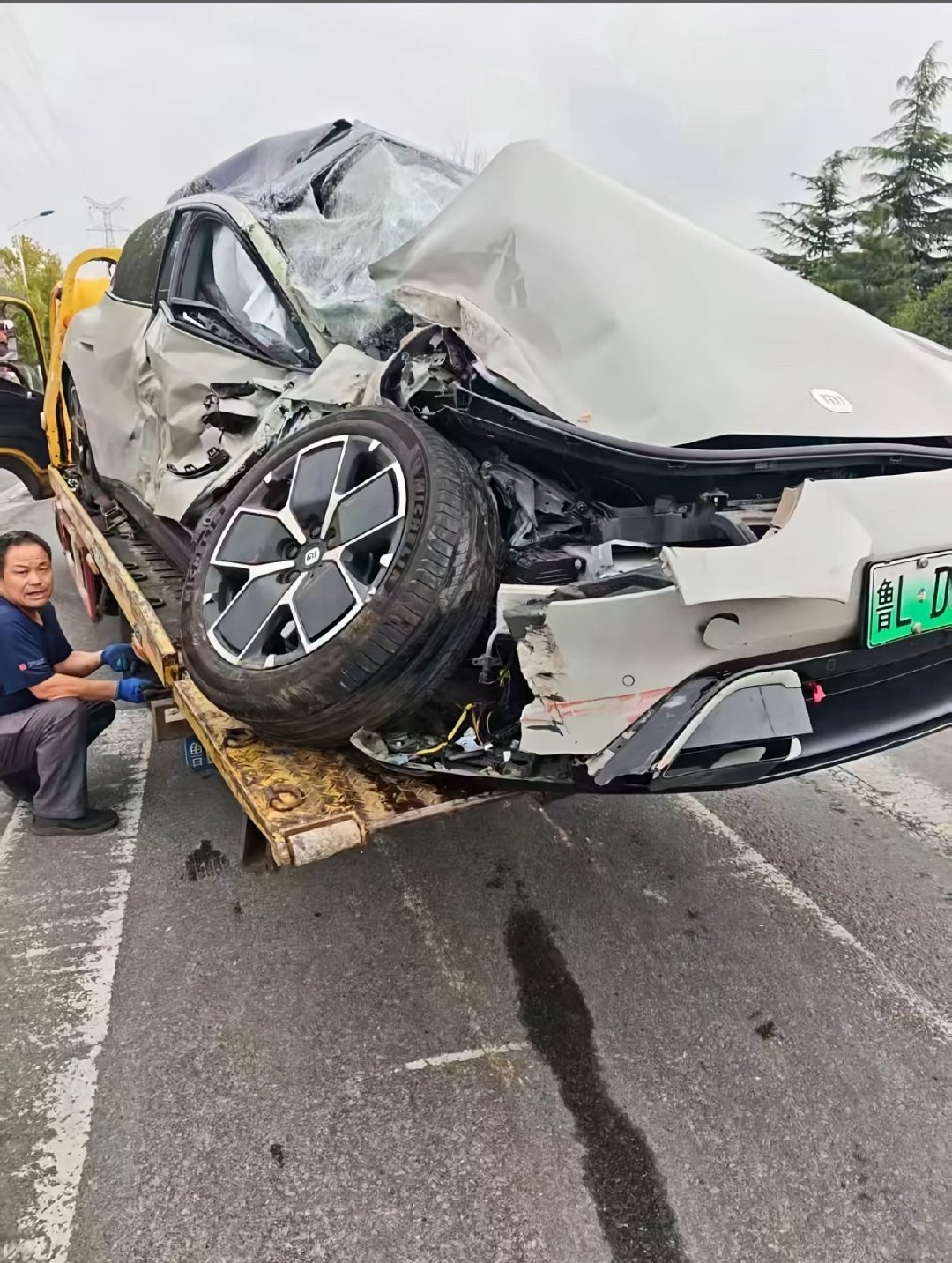 小米SU7，A柱硬抗满载渣土车
车主人没事，气囊弹出炸蒙了 ​