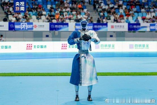 #机器人离真正自主还有多远#这次人形机器人运动会，把“全自主零人工干预”搬上赛场，算是具身智能一次集中大考。过去很多机器人，本质是人在背后发指令，机器负责执行动作。现在要求机器人自己看环境、做决策、完成比赛项目，是很大的进步。
 
不过赛场不等于现实世界。比赛场地条件可控，一旦面对现 ​