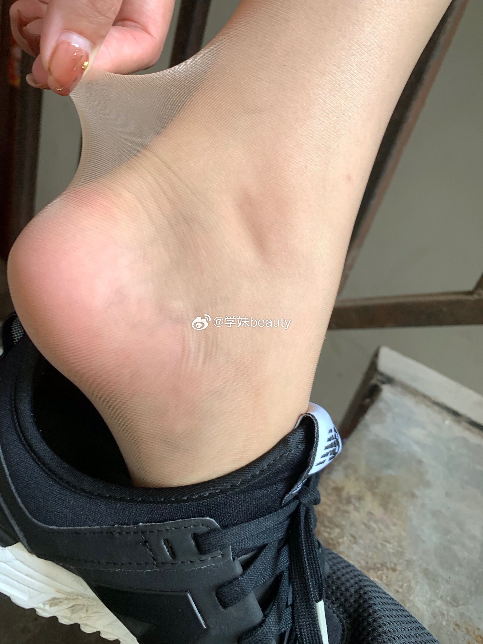 以后再也不穿运动鞋了，出汗脚都臭了 ​​​