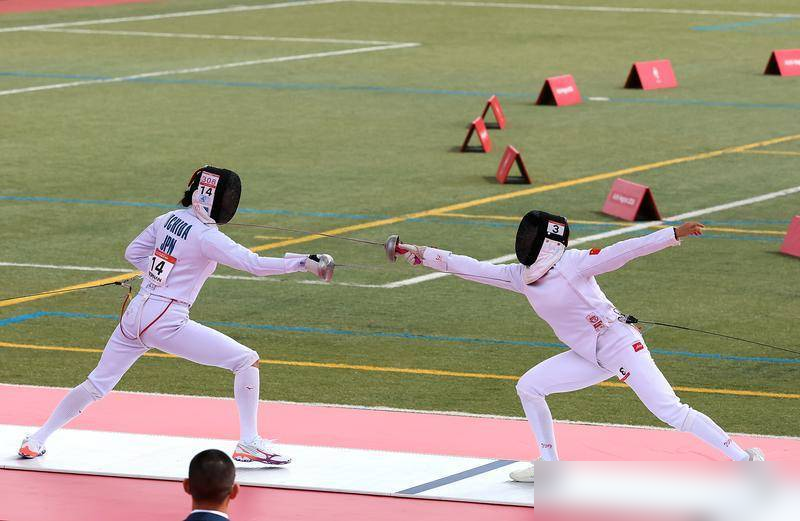 零秒九之差，铁三那块首金飞了，全网都以为魔咒又来了。结果现代五项这边，四个姑娘直接把韩国按在地上摩擦，4318分对4271分，稳稳卫冕。这是中国亚运史上头一回，靠现代五项拿首金。以前不是射击就是体操，这回换了个最苦最累、新改赛制的项目。马术直接砍掉，改成障碍跑，90分钟内干完四项，姑娘们练到手心磨烂