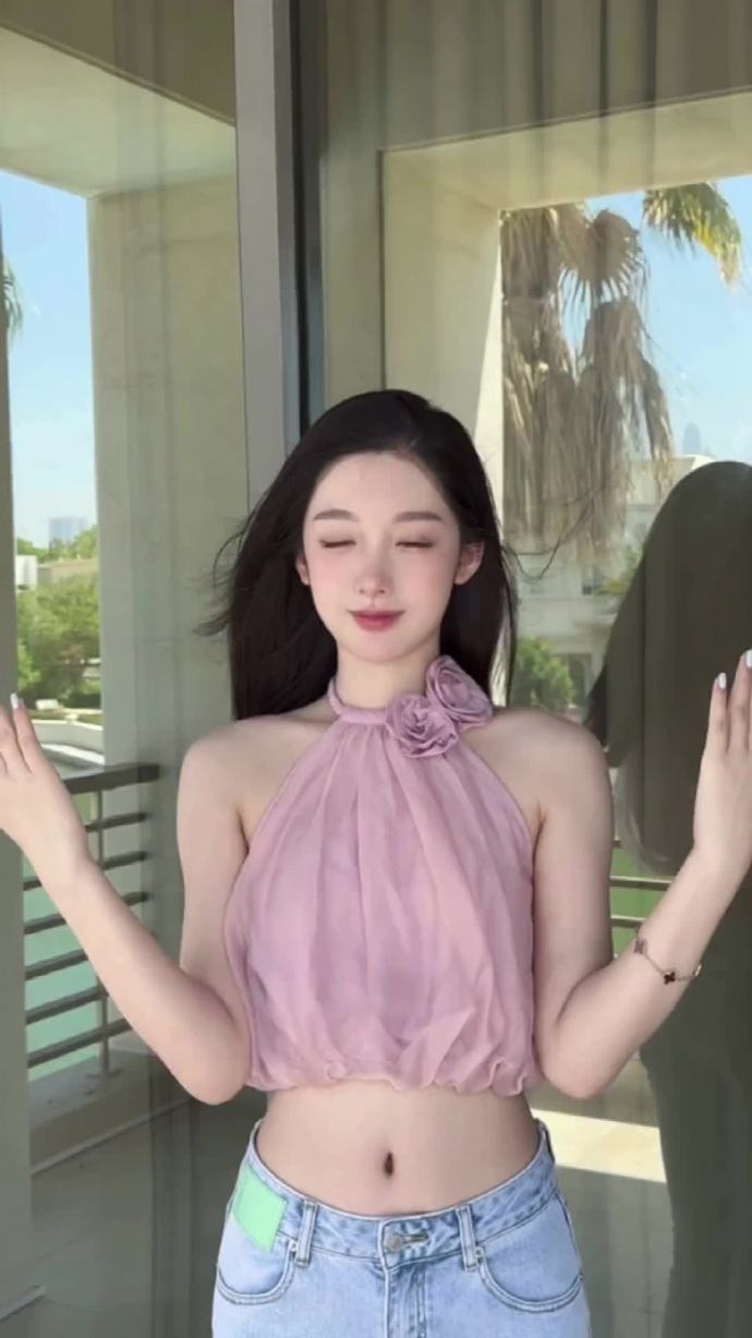 翻看她过往的经历，这并不是第一次面部调整。从早