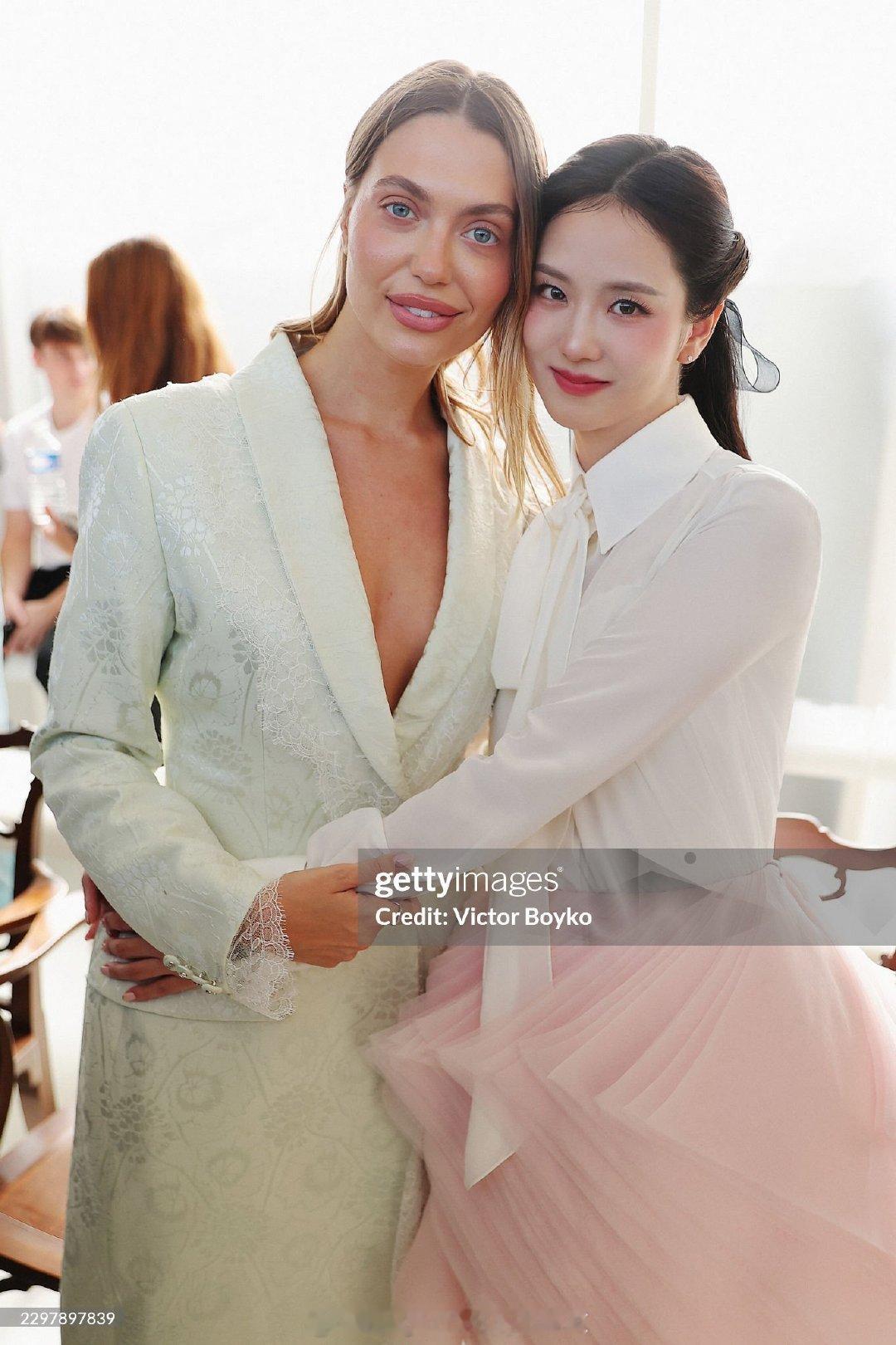 BLACKPINK成员金智秀以专车VIP入场、超超季定制成衣全球首穿、品牌副董事总经理亲自迎接等顶格礼遇亮相Dior 2027夏季大秀，被粉丝与网友称为“Dior真公主”，其待遇与同场其他艺人形成的对