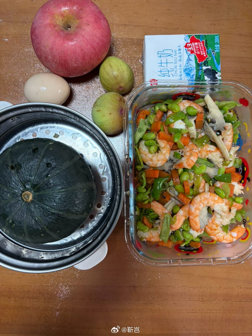 8.19
早：南瓜 牛奶 无花果
中：虾仁炒毛豆青椒胡萝卜平菇
晚：苹果 鸡蛋 ​