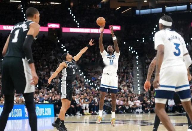 1、文班亚马重新定义NBA的中锋！上场情绪失控肘击里德被驱逐后，今天文...