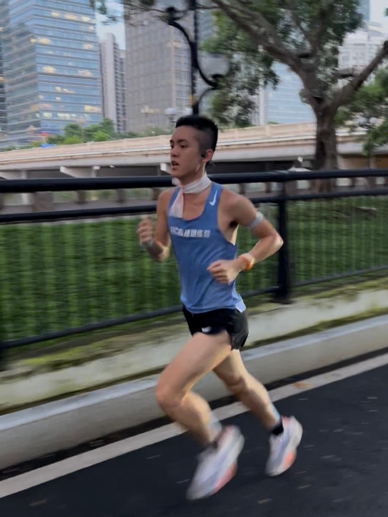 雨后solo二沙节奏跑训练。体感29度🌡️微凉但湿度85%💧仍很大...