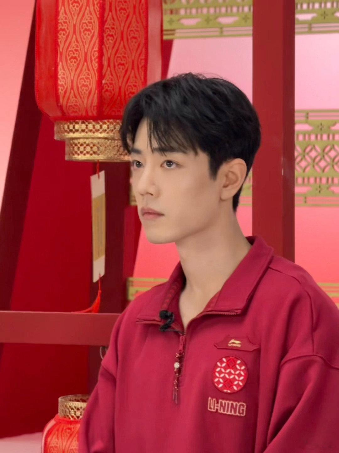 #肖战[超话]##肖战听到李宇春北京最后一首歌# ，#肖战背后拍爸妈看李宇春演唱会# 风骨藏于眉眼，温柔自带力量 ​
