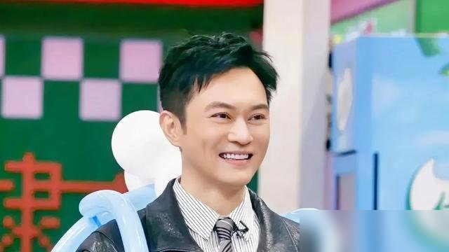 袁咏仪当众说后悔没多生一个，张智霖扭头就接：那我找别人生去。全场笑翻，这俩人的嘴是真不饶人。
转头聊相处，袁咏仪说结婚二十多年，安全感从来不是查手机查出来的。张智霖补刀：她在家天天损我，出了门倒护得紧。
这边刚辟谣儿子休学，那边新剧《璀璨之城》开播。张智霖头回演彻底黑化的豪门长子，全家围坐看首播