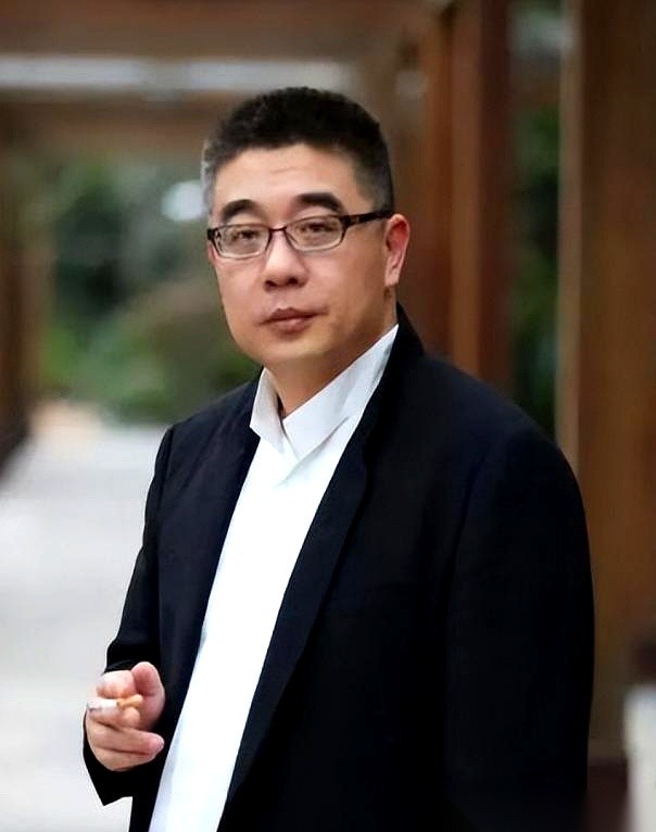 复旦教授钱文忠曾扯开过婚姻里最难堪的一块遮羞布：“女人在婚姻里过得苦，多半是太执着于找男人要情绪价值。”
这话说得极其刺耳。但顺着往下想一步：生你养你的亲爹亲妈，都没法做到24小时盯着你的脸色嘘寒问暖，凭什么指望一个半路拼桌、连血缘都没有的男人，时刻充当你的心理医生？
咱们把镜头拉到最真实的生活现场