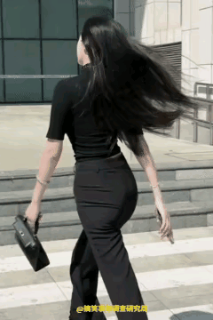 都市女郎的时尚步伐，自信满满地走在街头！