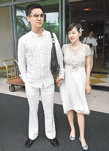 早年，小S和老公许雅钧外出的样子