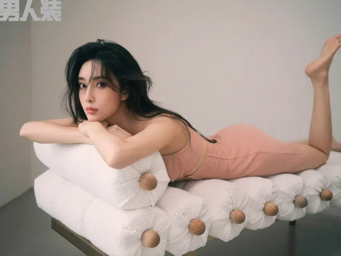 孟子义登《男人装》，孟姐身材热辣惹眼，颜值直戳心巴。曲线藏着张力，媚而...