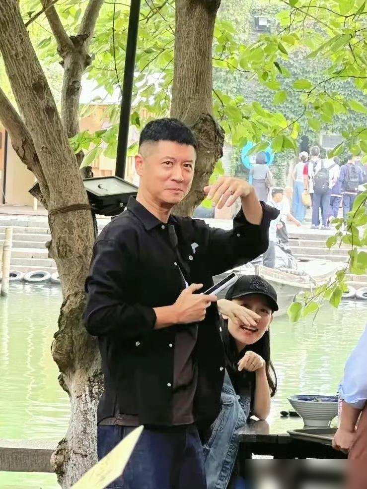 乌镇路边摊，任重拉着怀孕的孙骁骁蹲在塑料凳上吃串，被认出来直接招手喊网友“过来一起吃”。
俩人穿得跟路人没差，任重一件旧卫衣，孙骁骁素颜挺着肚子。桌上就几串烤肠、两碗馄饨，没保镖没助理。
有人拍视频，他也不躲，还问人家“够不够吃，再点俩腰子”。旁边摊主说，这俩人连吃了三天，每次都自己收拾桌子。