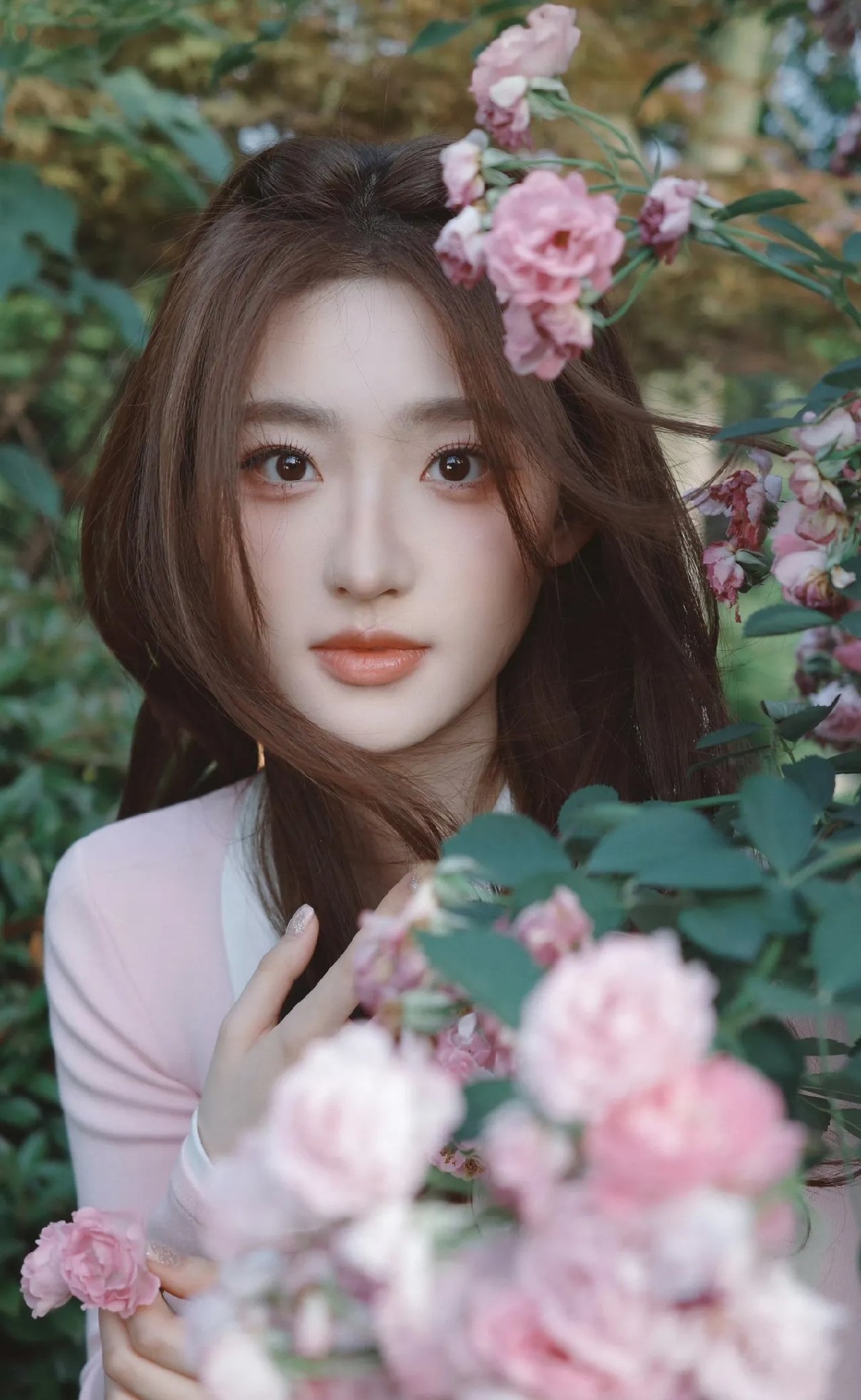 这姑娘花丛中像一朵花。 (杨雨潼)