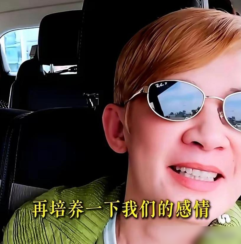 吴君如自曝，录完28天真人秀，跟同住的殷桃几乎没说过话。
不是闹矛盾，是累的。她说自己像打工人，天天高强度赶行程，回屋倒头就睡，嘴都张不开。
可节目里明明是另一副画面。俩人房间斗舞，殷桃穿芭蕾裙亮相跳台，吴君如血压飙了，殷桃还陪着放弃游玩项目照顾她。
一边是剪辑里的姐妹情深，一边是现实里的累到