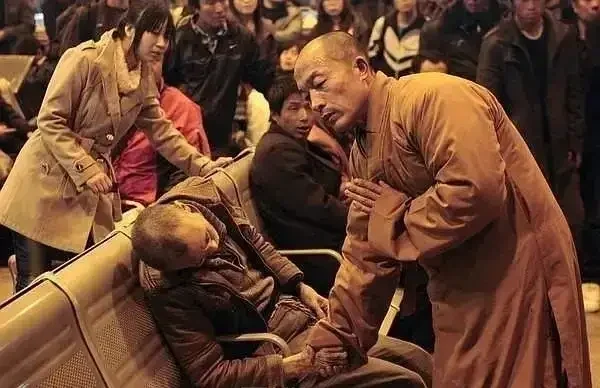 火车站一位僧人为逝去的老人超度！伟大！