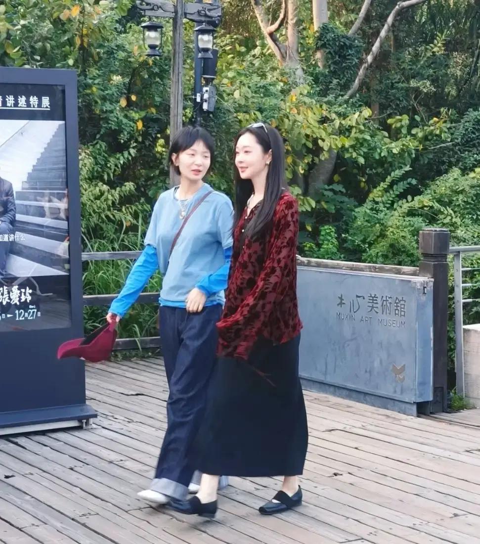 在乌镇被路人随手抓拍生图还能白到发光，宋轶这冷白皮到底是怎么保养出来的？
一般明星私下被拍最怕镜头拉近看细节，脖子、手腕、脚踝这些地方最容易露馅，粉底和原生肤色的色差往往藏都藏不住。
可宋轶在景区被路人偶遇，反倒是露在外头那一小截脚脖子白得晃眼，甚至比化了淡妆的脸蛋还要透亮干净。
她当天穿了一