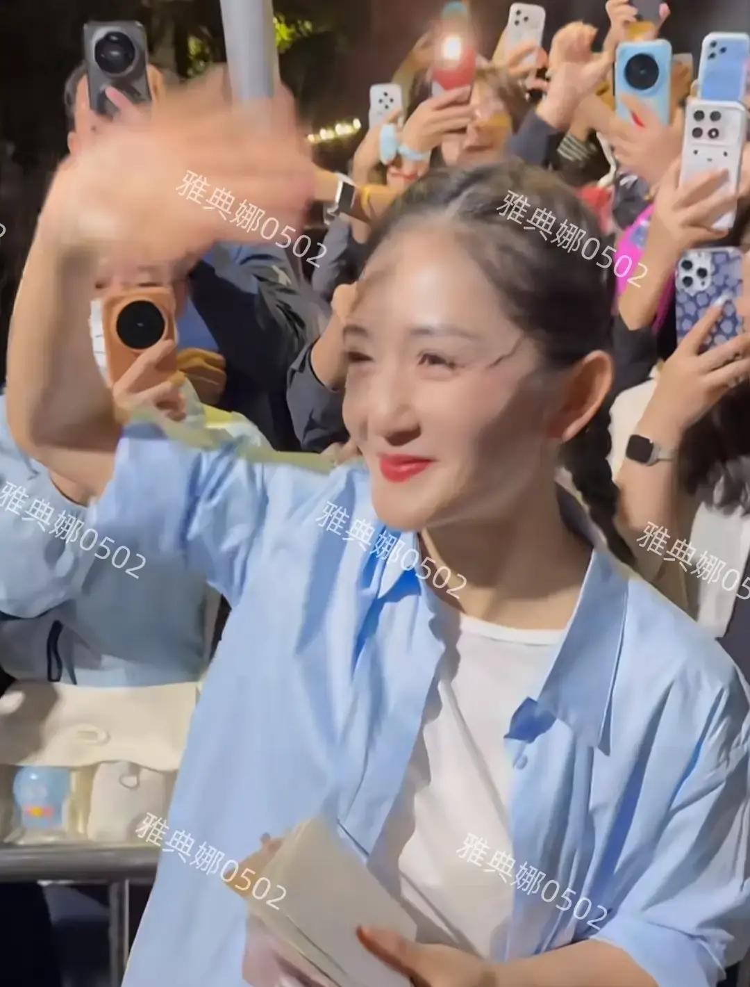 谢娜现在的脸整感好强啊！ 明明是方脸的她 下巴却尖尖翘翘的像是硬安在脸上的看起来突兀又别扭。


那天晚上，话剧开演前四十分钟，谢娜坐在后台化妆间。她拿粉扑往脸上按，按到下巴时停了一下。手指顺着下颌线摸过去，方脸的棱角还在，下巴却多出一截，尖得能戳到掌心。她对着镜子咧了咧嘴，嘴角上去了，下巴先一步翘