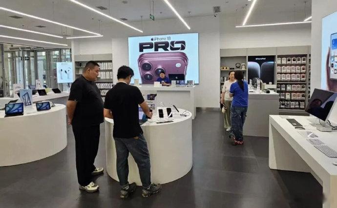 【回收商：#iPhone18系列溢价崩了#】Phone 18新机系列发售后，市场冷热分化明显。iPhone 18 Pro Max备受黄牛追捧，现货转卖加价超700元；而iPhone 18 Pro则遇冷，有黄牛直言“没人要”。

9月18日正式发售当日，iPhone 18 Pro Max的市场溢价已出现快速下滑。

据报道，发售首日，黄牛市场的iPhone 18 P ​