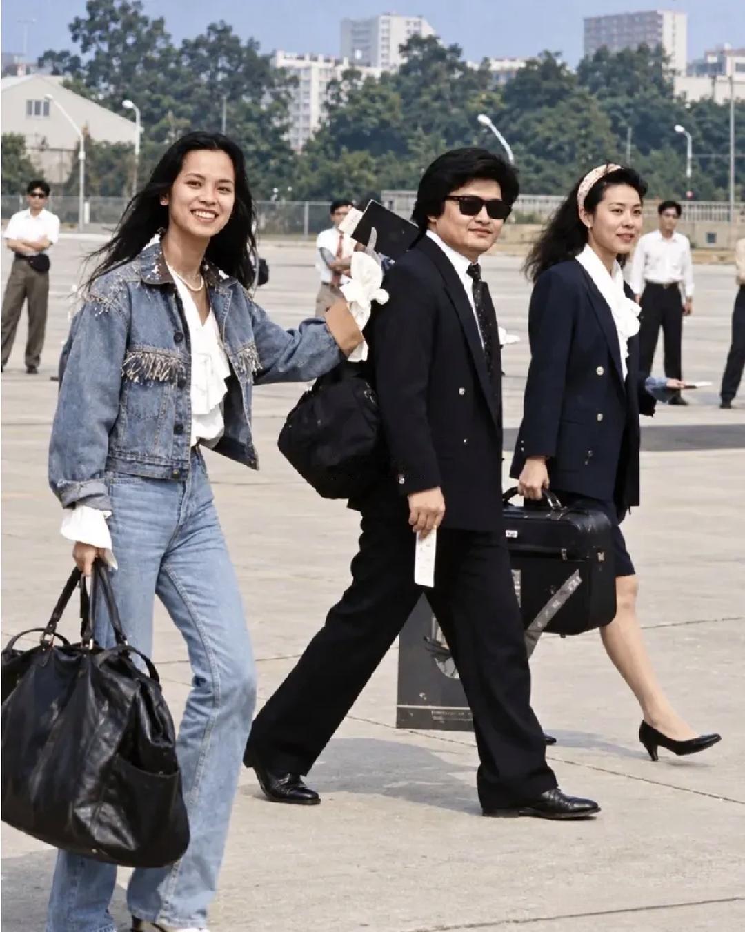 36年前的刘欢和韦唯，正是意气风发的时候，正赶往演出现场。戴着墨镜的刘欢，一头乌黑浓密的头发，脚步稳稳的，脸上带着温和的笑容。当年他俩合唱的亚运会宣传曲《亚洲雄风》，火遍了大江南北。 ​