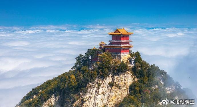 10月21日北派实时，清晨，有人私信问，七年来，北派明王还在坚守，用CP异术，救助医院穷困患者，底层百姓，救得过来？值得么？多年前，明王背袋米，入深山，给一位苦行异人送米。异人正在给百兽谈法。明王恭敬，站一旁倾听。异人说，蝙蝠，虽然只能活在黑暗中，靠感觉乱飞乱跑，但也坚守，追求心中那一线光。异人说，杂草，阴湿寒冷的洞穴，别的植物都凋零，但总能看见顽强活着的，杂草。