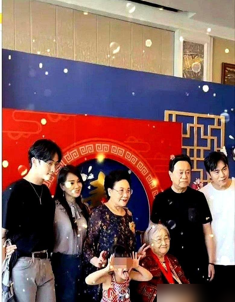 伊能静把二婚决定权直接甩给儿子：你要是觉得不行，妈就不结了。儿子一句话给她顶回来：你希望我幸福，凭什么觉得我不盼着你幸福？
中秋她带着哈利回沈阳秦昊家，公婆一点不端着，该吃吃该喝喝。秦昊对哈利也是真上心，不是演给外人看的那种。
对比第一段婚姻，庾家那会儿门第规矩多，她处处憋屈。现在秦家婆婆能跟她