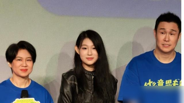 小沈阳两口子给闺女开了家娱乐公司，全公司就签她一个人。
沈佳润在韩国出道，艺名NINA，发专辑、跑封闭训练，从小读的就是高端国际学校。她妈沈春阳全网给她点赞应援，她爸玩梗宣传，豪宅走廊宽得能跑步。
当年被骂“最丑星二代”，这姑娘对着镜头说，长得像我爸，我骄傲。
现在网友改口了，管那张脸叫“高级