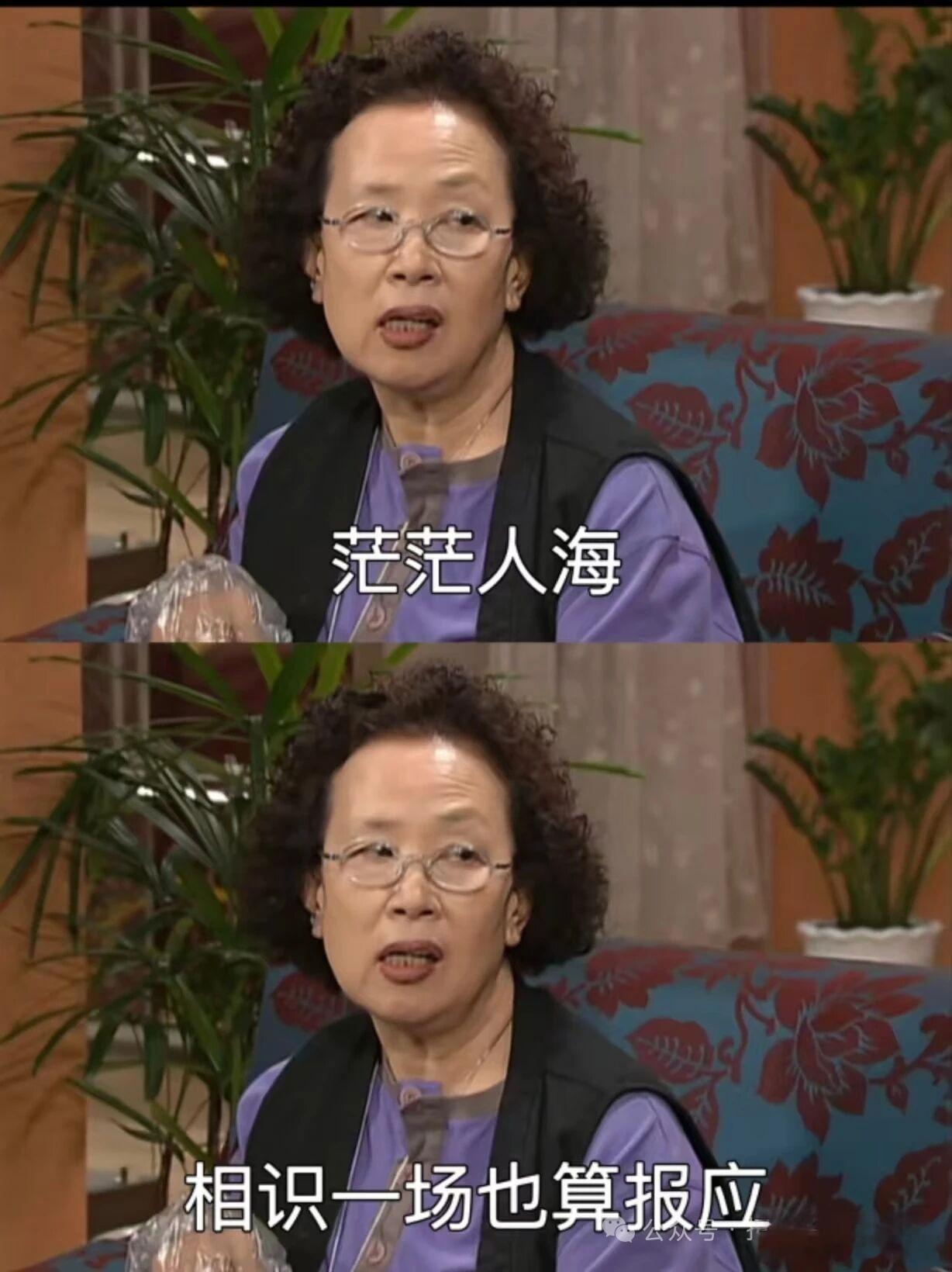 午饭后的快速路，车并不算少，一个小男孩，骑着摩托，载着小女孩，在快速路上享受着飞驰人生。两个人都没戴头盔，小女孩坐在后座，头靠在小男孩后背上，大腿伸到前头，盘在小男孩身上，小男孩单手扶把，一只手摸着小女孩伸过来的手，两个人以自己认为的潇洒方式，在快速路上的车流中，比汽车更快速的穿 ​