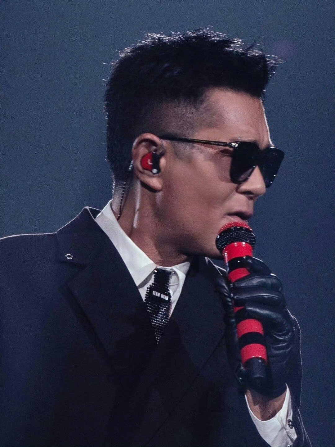 古天乐演唱会造型，出自王嘉尔设计，舞台效果氛围感直接拉满。 ​​​