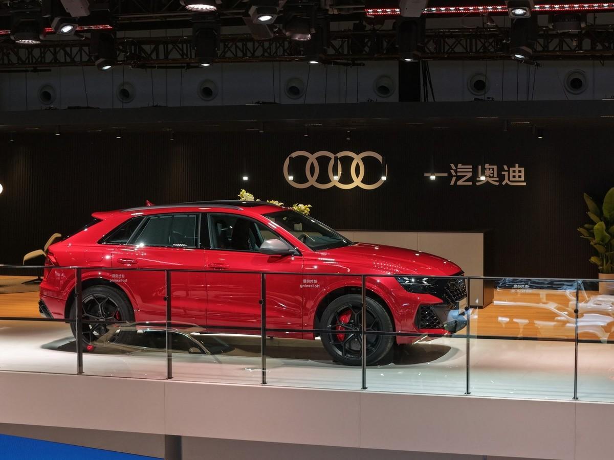 一汽奥迪登陆成都车展，性能基因走入大众视野
赛道淬炼而来的技术，如何赋能日常出行？正在举办的成都车展，一汽奥迪展台给出清晰答案。奥迪践行以赛促研，从WRC、勒芒到2026进军F1，赛道工程经验持续反哺量产车型。
展台上奥迪SQ8正是赛事技术民用化的代表，把赛道级操控融入日常通勤。后续还将引入全新奥迪