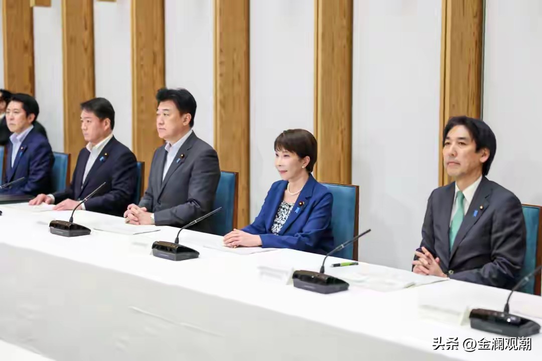 全员鹰派就位！高市早苗新内阁彻底右转，中日关系迎来最严峻时刻
 
9月17日，日本首相高市早苗完成首次内阁大改组，核心安保、外交、防卫要职全部留任反华鹰派，还首次引入极右翼维新会成员入阁，新内阁彻底完成全面右倾。
 
本次改组最危险的是核心铁三角纹丝不动：防卫大臣小泉进次郎常年参拜靖国神社、炒作台海