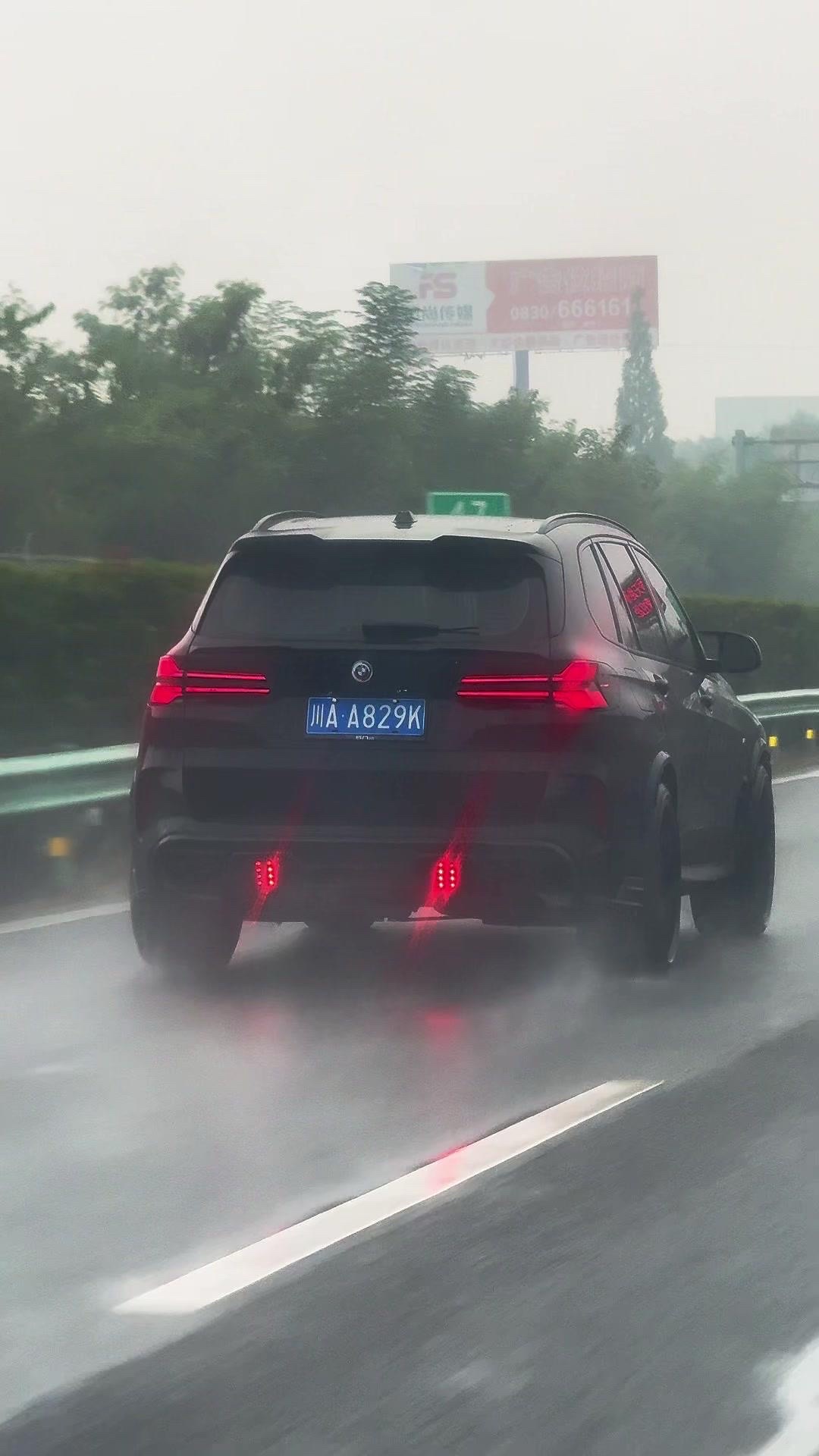 宝马X5高速真的没人能比过吗？想问问跑过高速的老司机们，被称为公路之王的宝马X5，在高速路段上有没有什么车型实力能稳稳超过它？
有没有实际体验过的车友来分享下真实感受呀～