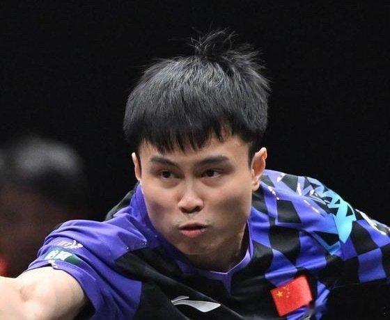 周启豪三比零完胜张本智和 赛后感慨取胜过程艰难
WTT 中国大满贯男单赛场迎来万众瞩目的对决，周启豪发挥稳定，直落三局以 3 比 0 击败张本智和，拿下这场含金量十足的胜利，引爆赛场氛围。

张本智和一直是国际乒坛极具威胁的选手，出手速度快，反手爆发力强，多次在国际大赛当中给国乒选手制造巨大麻 ​