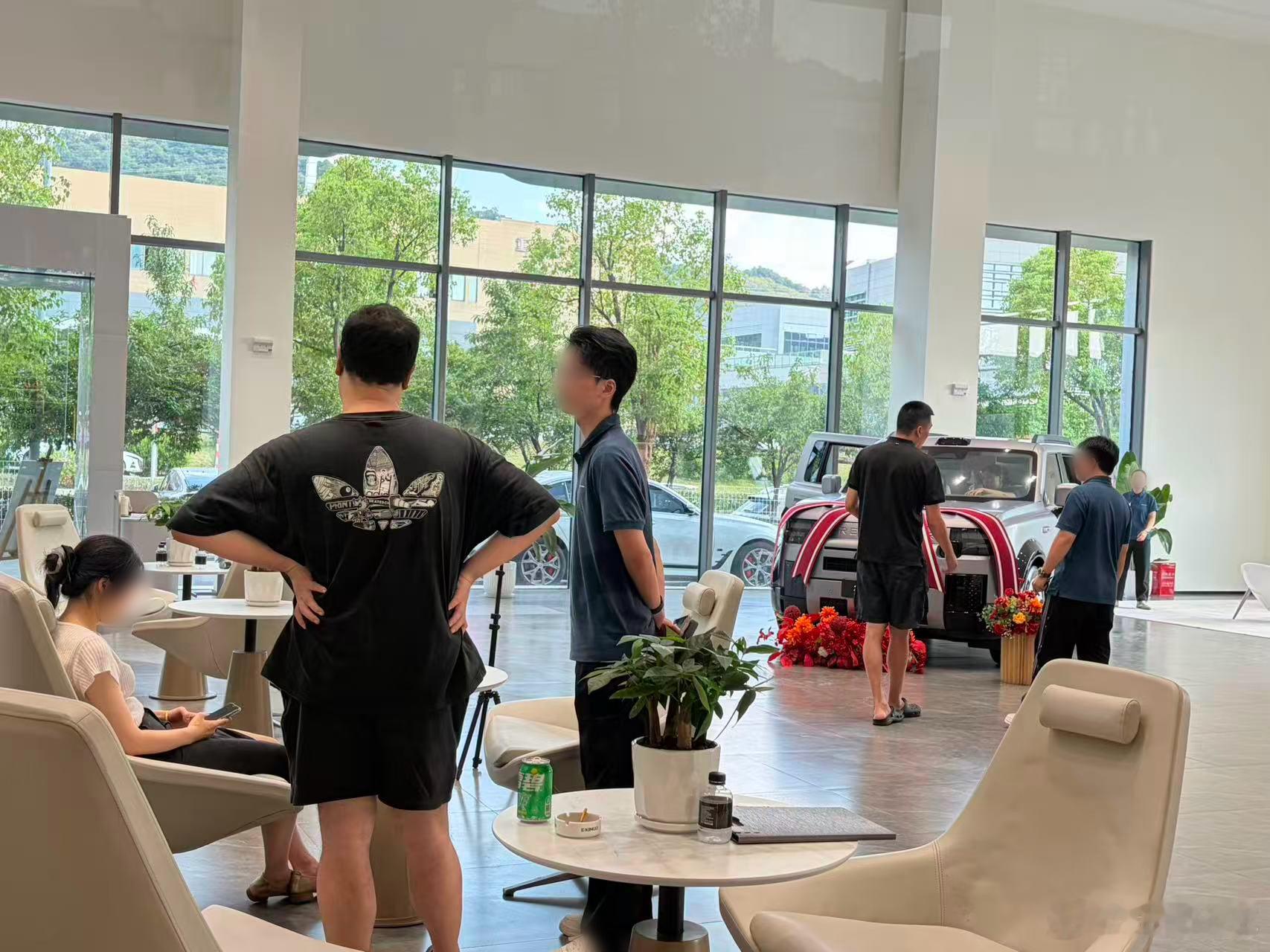 神行者8上市即大卖，门店人气也跟着涨

从预售到上市
神行者8的热度一直在线🔥
截止9月2日订单突破16725台
首发限定版1000台直接售罄⚡

9月3日正式上市后更是再传捷报
12小时后大定突破5000台！📈
订单、人气双双在线
这市场表现确实够亮眼

为什么能这么受欢迎？
路虎品牌家族78年全地形调校经验 ​