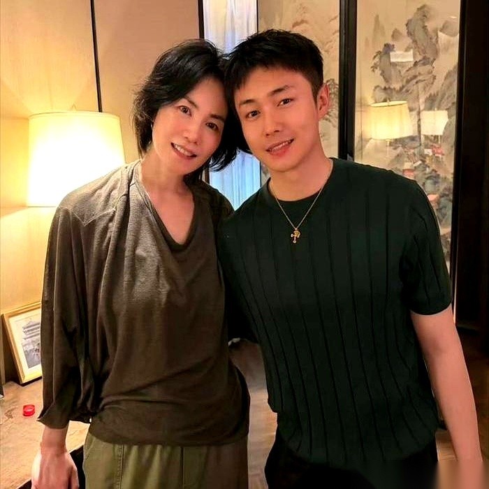 谢霆锋在台上抱着吉他飙高音，王菲在专属包厢里看得满眼是笑。这本来是个撒糖的新闻。结果镜头往旁边一扫，八卦记者的键盘瞬间敲冒了烟：王菲身边紧挨着坐的，居然不是谢霆锋这边的家属，而是一个眼生的短发男人。
一张包厢里的合照，直接让评论区炸了锅。
照片里，王菲整个人松弛地靠在沙发靠背上，没戴墨镜，没端架子，