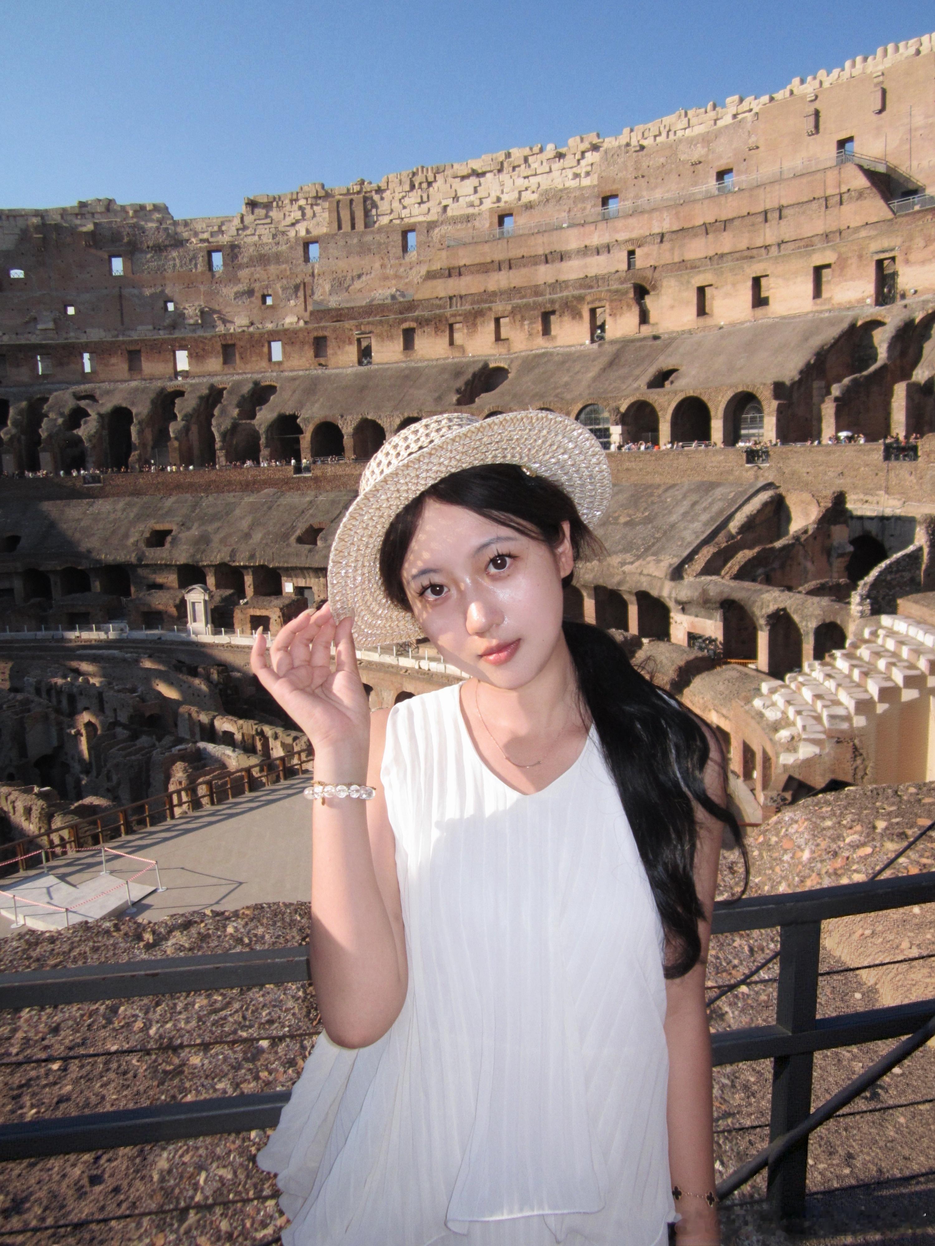 本次旅行遇到的离谱事件总结
1.巴黎地铁坐到一半突然罢工or游行 不知道被运到了哪个鸟不拉屎的地方 只能出站打车
花费了两倍的时间终于到了餐厅发现排队100+人  最终也没吃上
2.罗马火车坐一半停在铁轨上技术故障  延误至天黑  没有碰到过一次意大利的火车是不延误的
3.瑞士住在山沟沟里 七点钟天黑走 ​