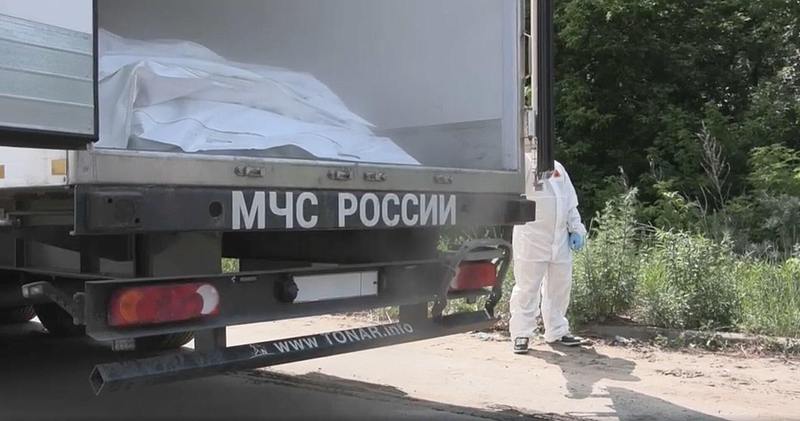刷到俄罗斯伊尔库茨克州那起不明肺炎死亡的新闻，第一反应还揪了下心，毕竟死者是当地鼠疫研究所的工作人员，职业敏感度拉满。
结果看后续通报反而松了半口气，这名员工之前是接种过相关疫苗、对接触的危险病原体有免疫力的，相关部门第一时间拉了防疫响应，90%以上的密切接触者都完成了医学监测，近5000份实验室检