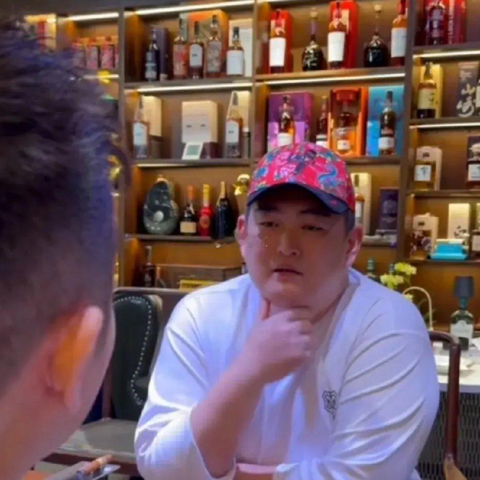 赵本山儿子赵大牛晒自家酒窖，这满屋子洋酒看着价值不菲吧[doge] ​