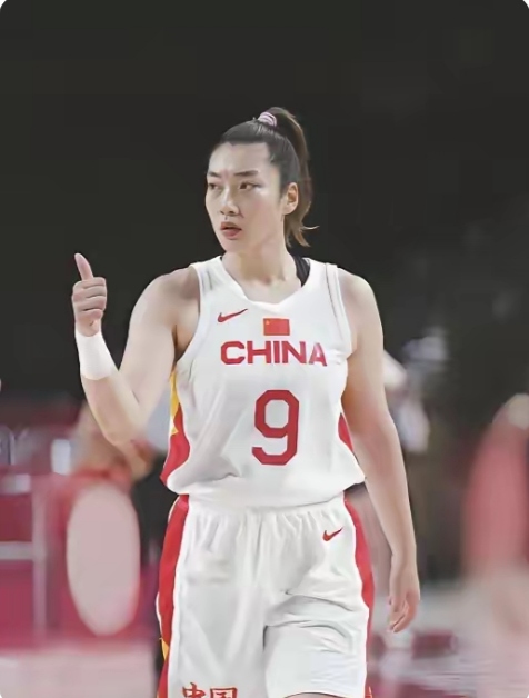五大主力消失，舆论一片哗然，背后拼图到底是什么。
那天刷到女篮世界杯名单，我整个人都懵了。李梦、李月汝、杨力维、张茹、武桐桐，一个都没在。网上都在骂教练，我也跟着生气，觉得太不近人情。

后来仔细看了分析，才发现事情没那么简单。李月汝因为护照问题错过了报名，这谁能想到呢？杨力维腿上