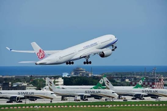 巴铁果然够“铁”，对台湾关闭领空，将一个中国落到实处
彭博社消息传出，巴基斯坦国防部长阿西夫对外表态，巴方航空部门恪守一个中国原则，领空只对中国大陆航司开放，不再允许台湾地区航司飞越。这也是全球首个采取这项举措的国家。
航班追踪数据显示，华航、长荣从本月25日起，已经避开巴基斯坦空域。两家航司原本不