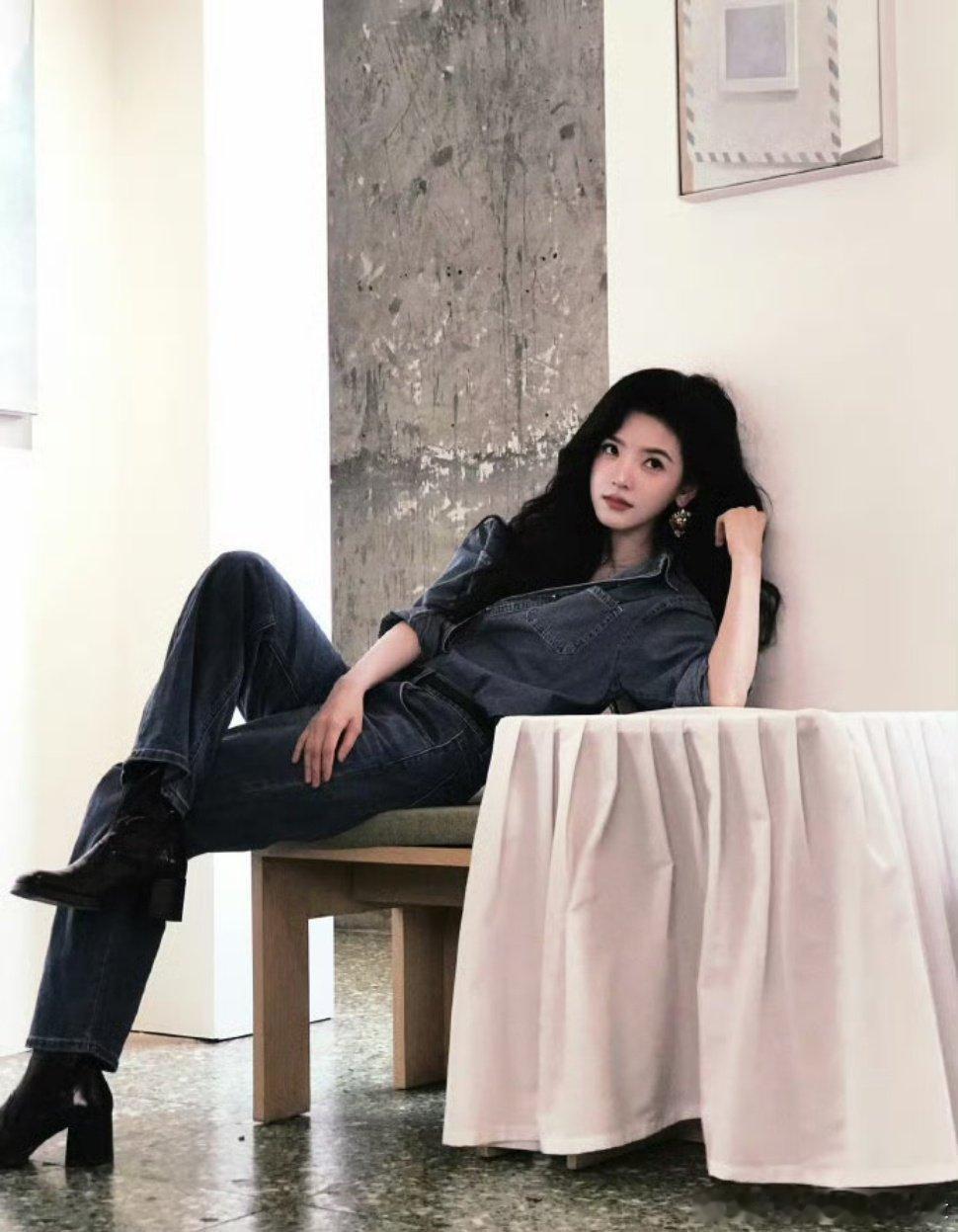 #章若楠[超话]#你楠姐从不吃压力[挤眼]#章若楠直播回怼恶评##章若楠说大家卸了妆都长一样# ​