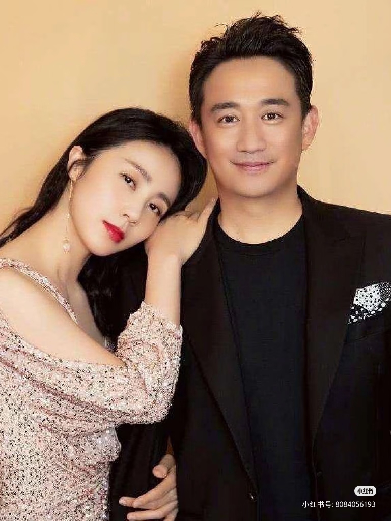 终于弄清楚了。
黄磊为什么敢这么养女儿。
黄多多从小到大争议就没断过，但你看她现在站在台上的样子，就全明白了。

网上好多人说黄多多打耳洞、染头发太早熟。但你反观她这些年的表现，翻译英文绘本、演话剧、弹钢琴，哪一样拿出来都不虚。黄磊以前在采访里说过，他从来不把女儿当小孩糊弄，她自己的事让她自己拿主意