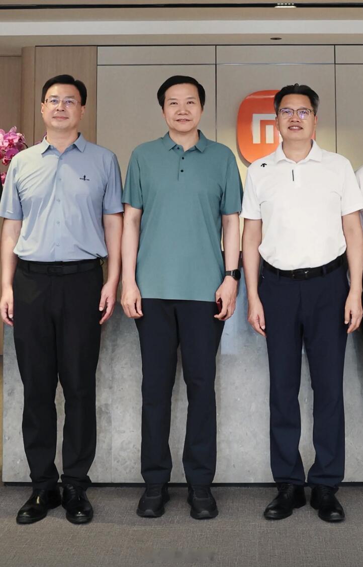【小米阔折叠MIX Ultra真机偷跑：酒红配色+玄戒O3 史上最强】博主“奔跑的新能源砖家”在短视频平台晒出了一张与小米创办人雷军的合影。眼尖的网友发现，雷军手中拿的新机疑似为小米阔折叠旗舰，其采用酒红色，配色与REDMI K100 Pro Max的赤霞珠红一脉相承，整机看起来非常轻薄。 ​